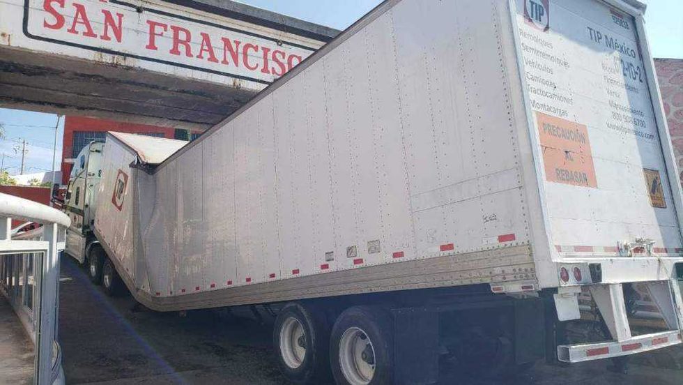 Tráiler de carga tipo caja seca atascado bajo puente San Francisco en San Juan del Río Querétaro.