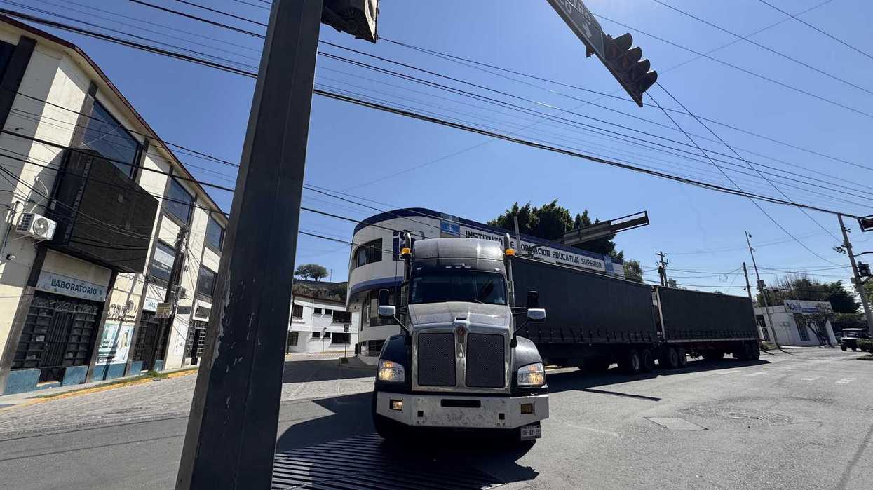 Tráiler de doble remolque obstruye Boulevard Hidalgo durante maniobras en San Juan del Río