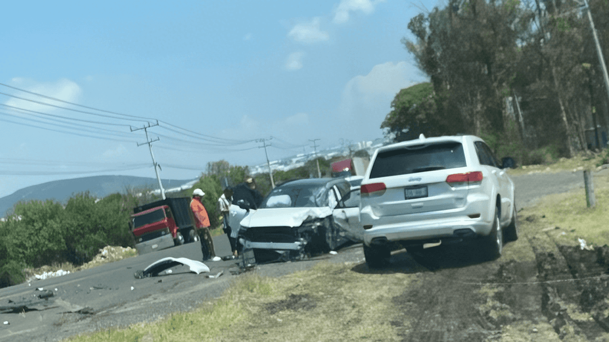 Tráiler de Transportes Terrazas con placas federales tras choque frontal contra automóvil compacto en carretera 431 Galindo-Los Cues Pedro Escobedo
