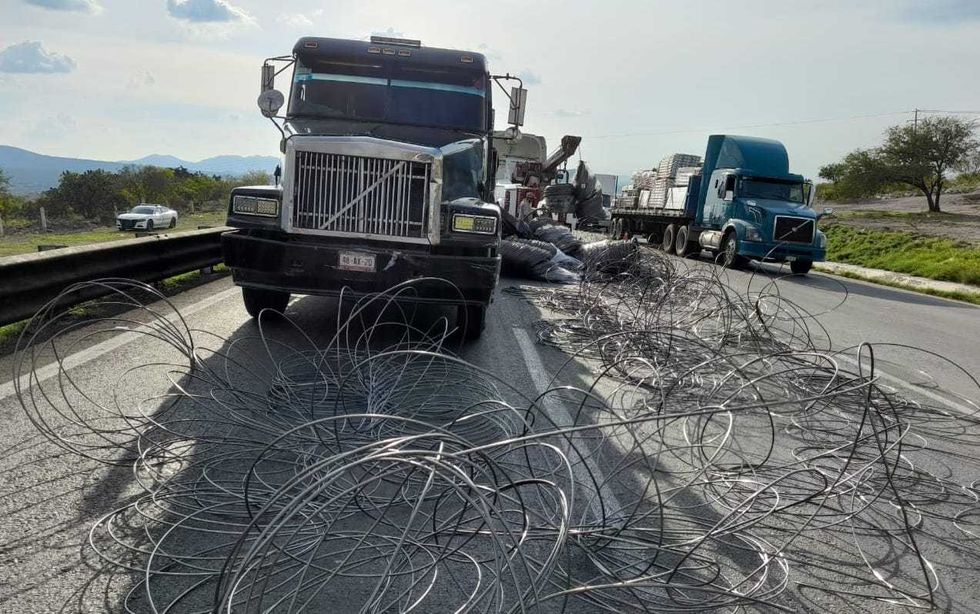 Tráiler deja caer rollos de alambre en la México Querétaro.