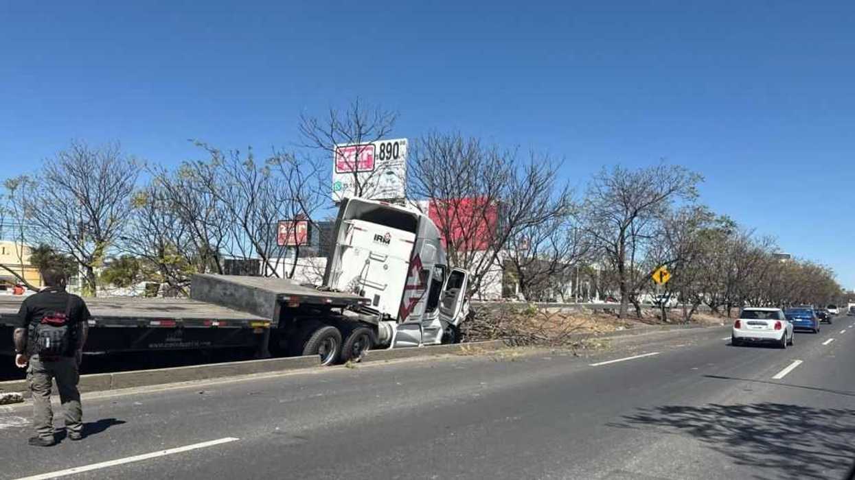 Trailer impacta divisor central en Paseo de la República; no hay lesionados.
