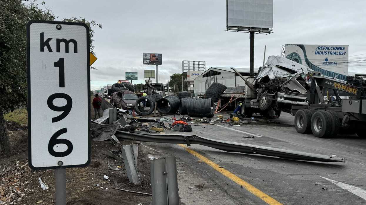 Tráiler impacta vehículo en la Autopista México-Querétaro.