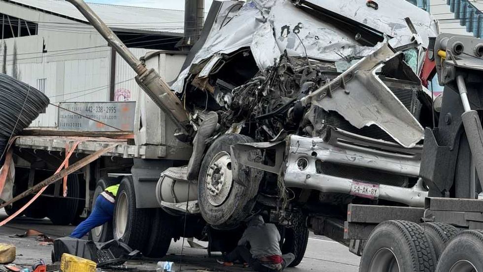 Tráiler impacta vehículo en la Autopista México-Querétaro.