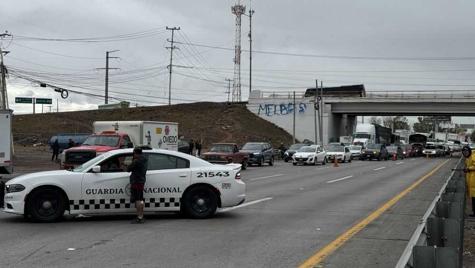 Tráiler impacta vehículo en la Autopista México-Querétaro.