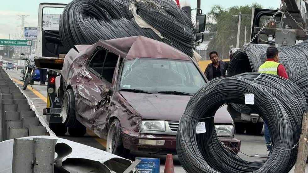 Tráiler impacta vehículo en la Autopista México-Querétaro.