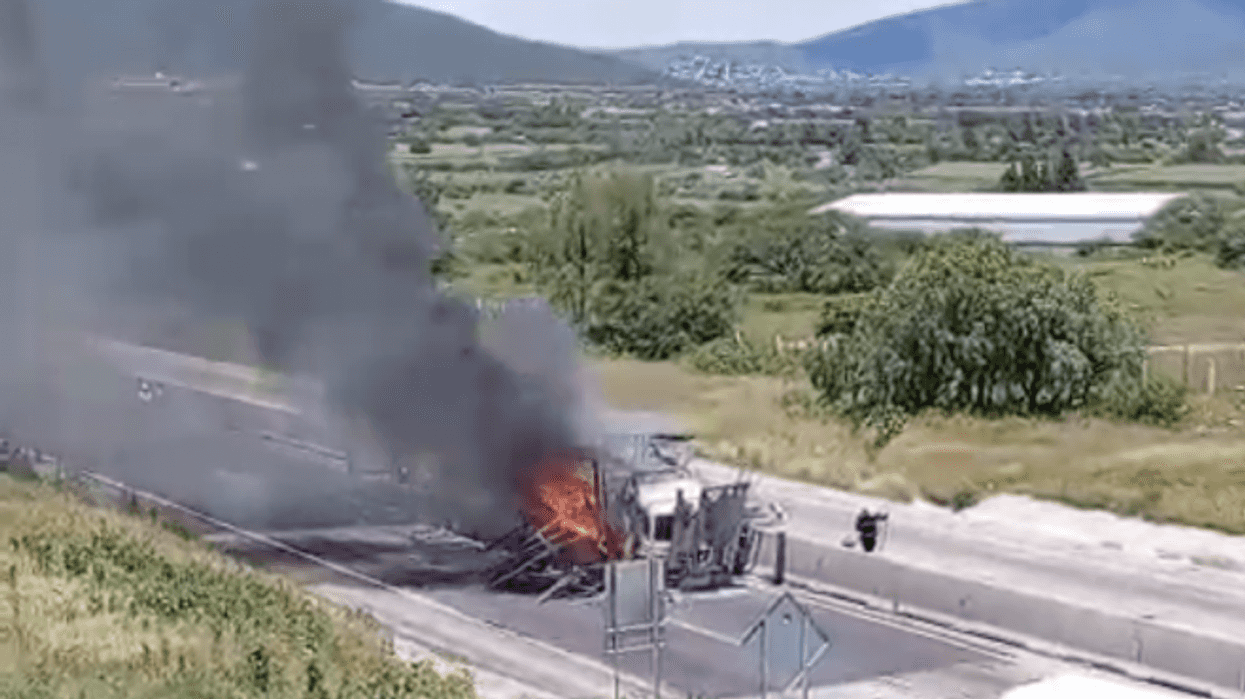 Tráiler incendiado en libramiento a San Luis Potosí cerca de caseta Chichimequillas.