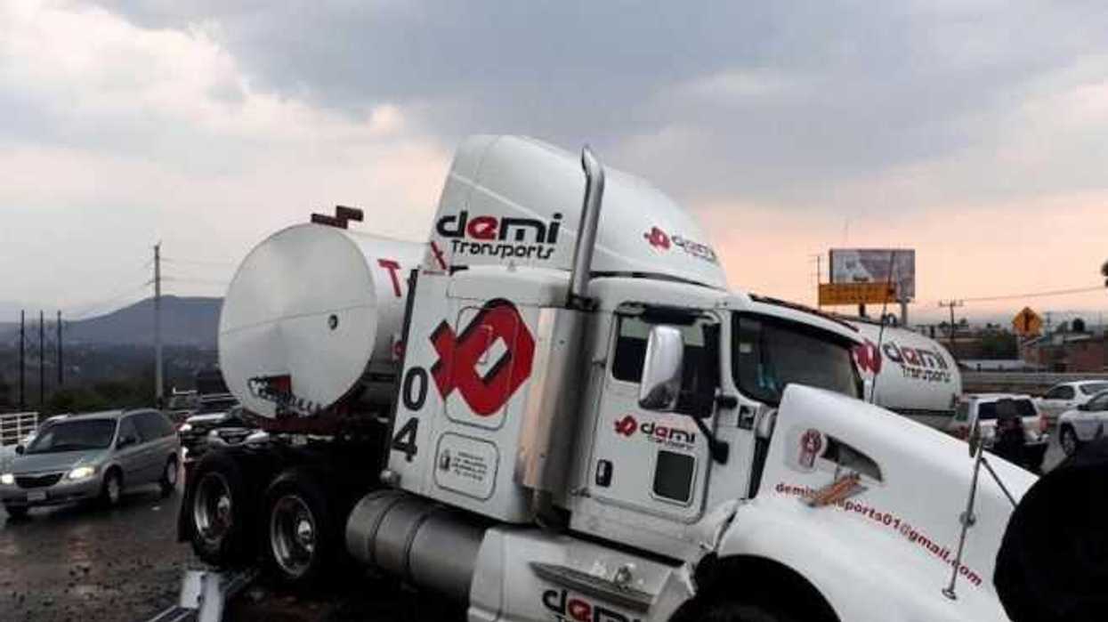 trailer-se-derrapa-mexico-queretaro