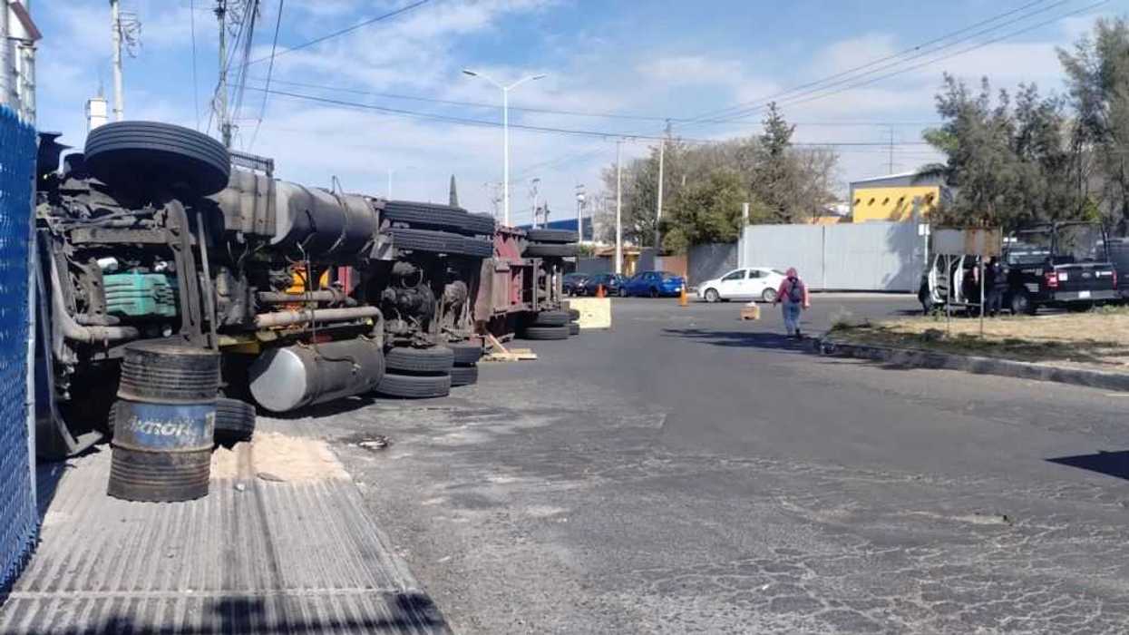 Tráiler se volcó en el Parque Industrial Bernardo Quintana.