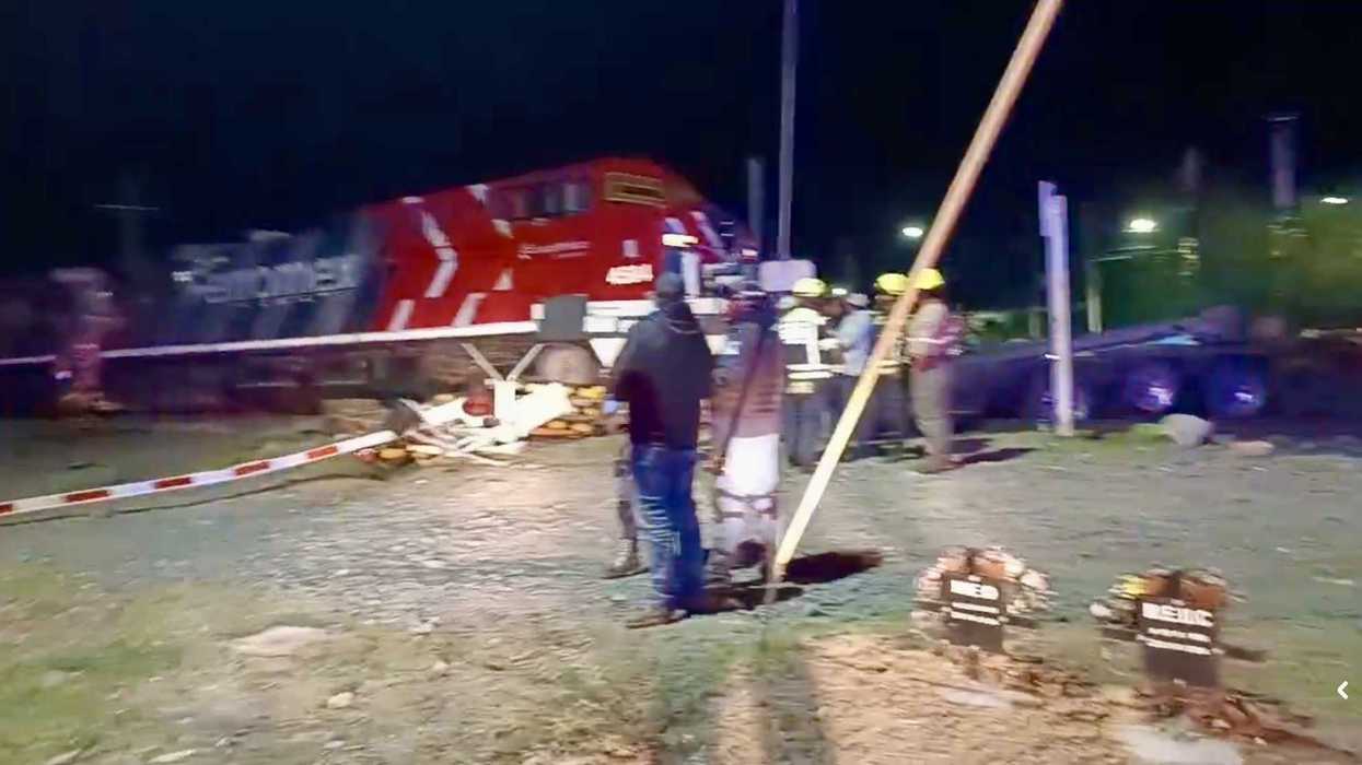 Tráiler tipo plataforma impactado por tren de Ferromex en cruce de La Valla, San Juan del Río, sin lesionados reportados