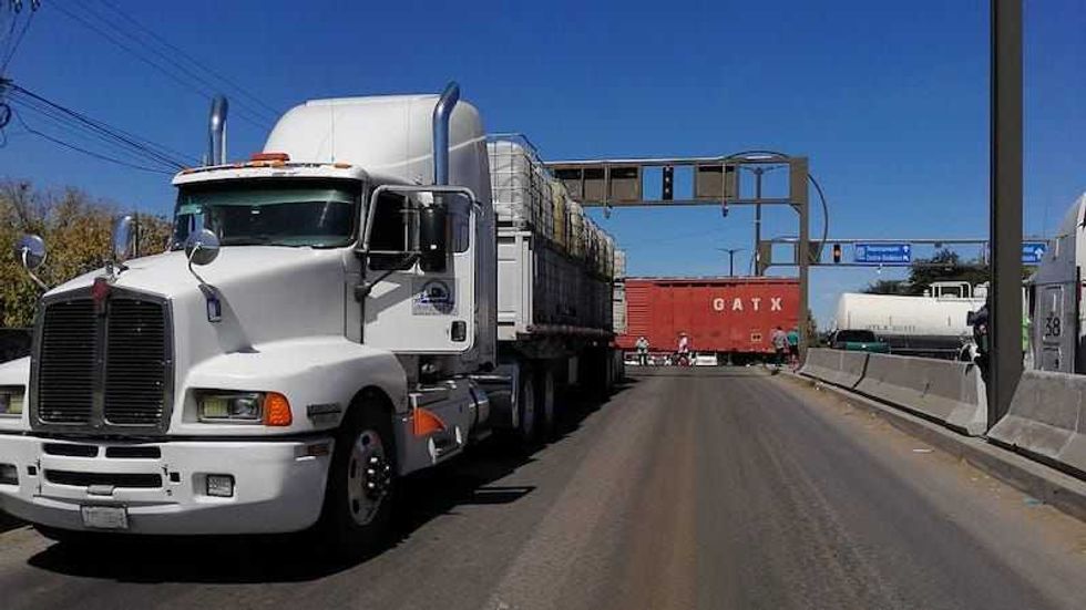 trailer tren carga2
