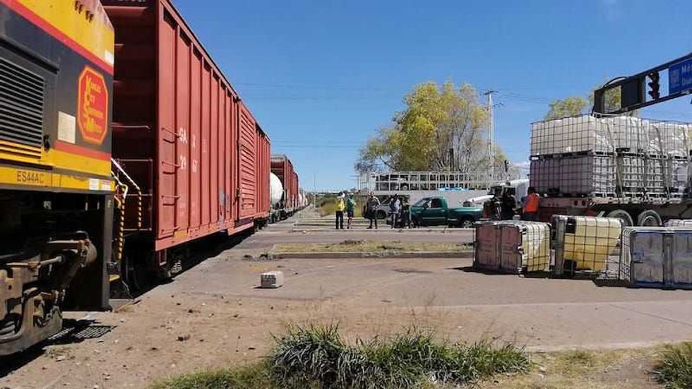trailer tren carga5