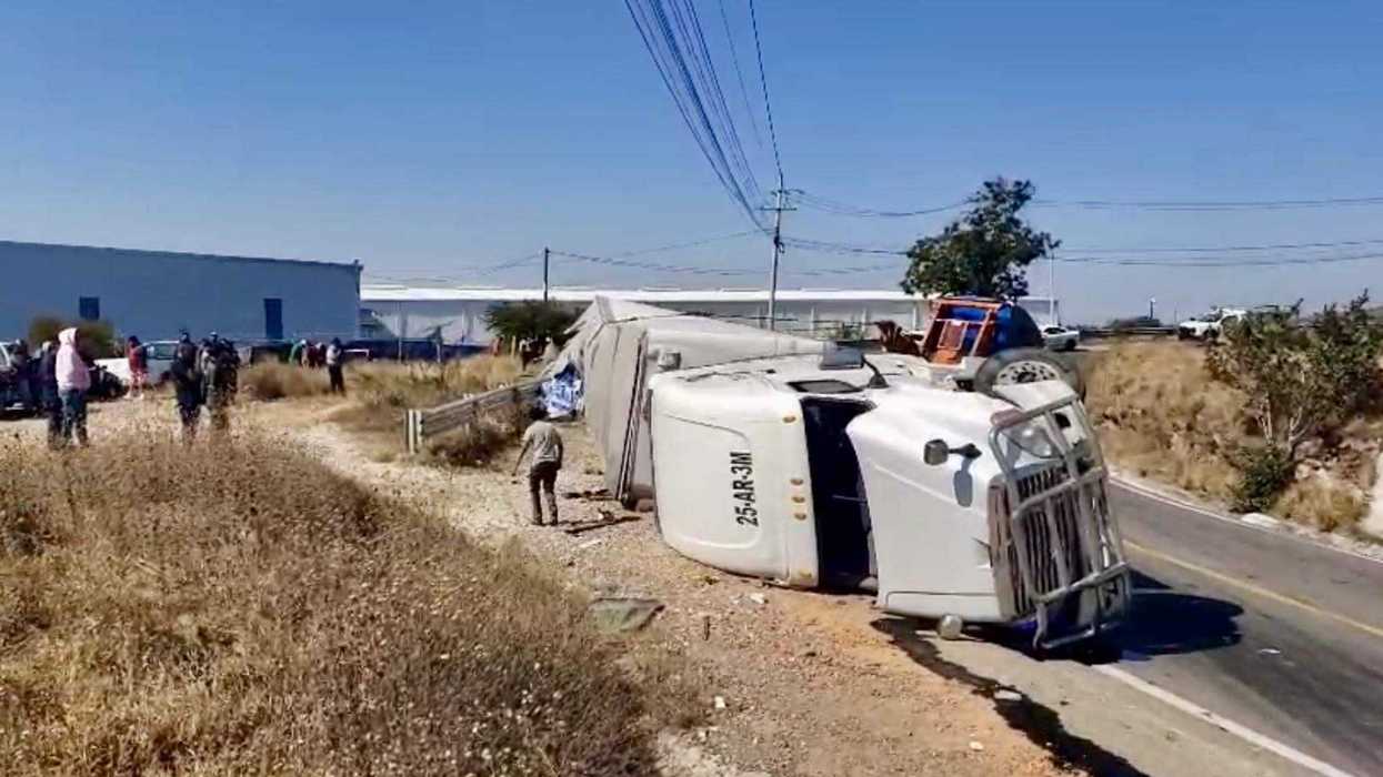 Tráiler volcado bloquea carretera federal 45 en distribuidor vial Palmillas-Huichapan en Querétaro.