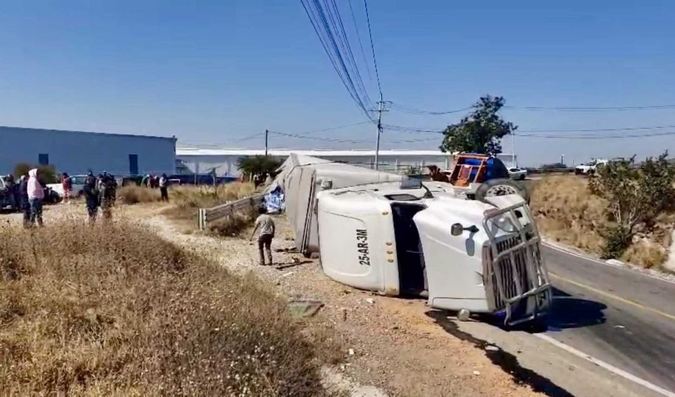 Tráiler volcado bloquea carretera federal 45 en distribuidor vial Palmillas-Huichapan en Querétaro.