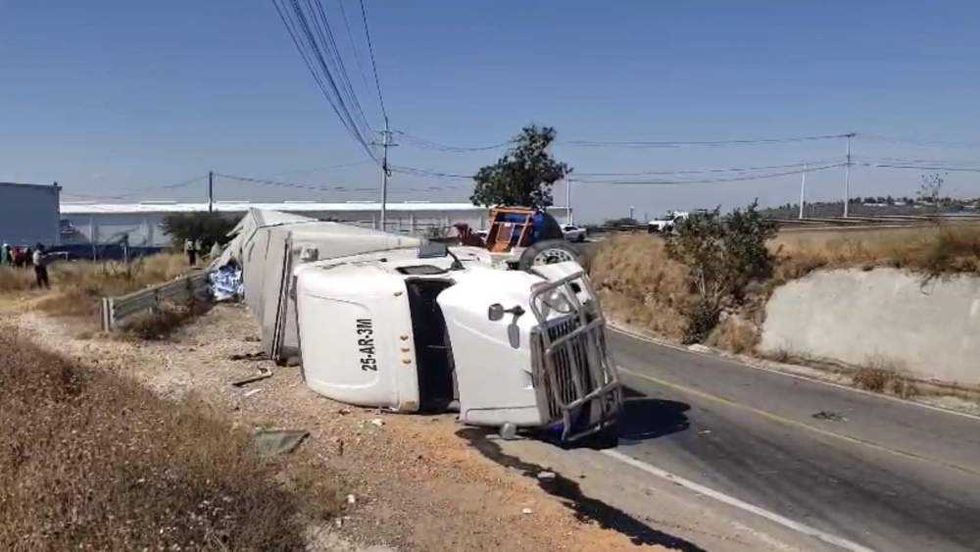 Tráiler volcado bloquea carretera federal 45 en distribuidor vial Palmillas-Huichapan en Querétaro.