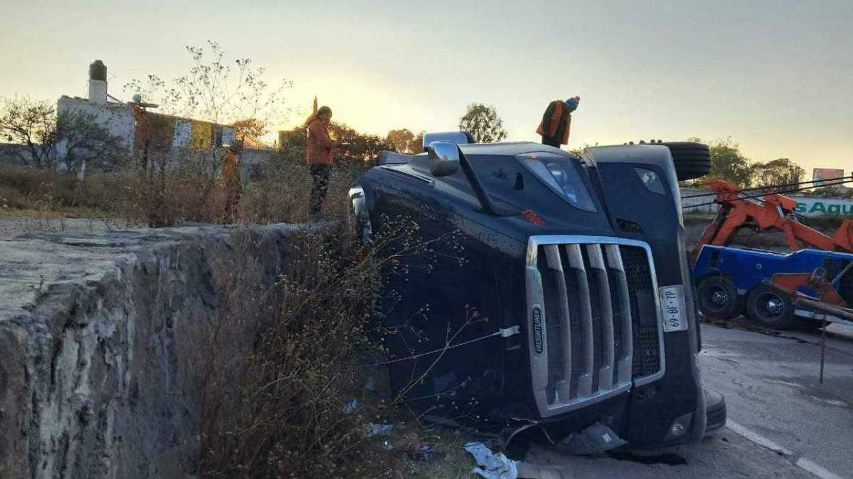 Tráiler volcó en el puente de la autopista México-Querétaro, a la altura de Palmillas.