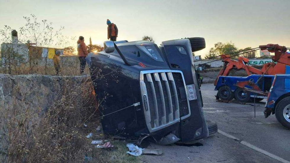 Tráiler volcó en el puente de la autopista México-Querétaro, a la altura de Palmillas.