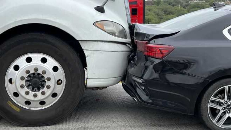 Trailero queda atrapado durante accidente en la México Querétaro.