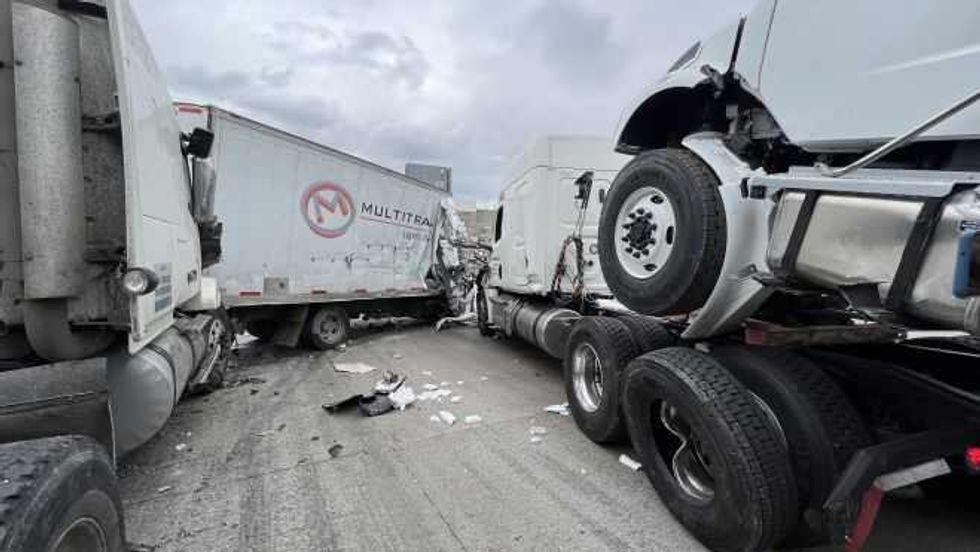 Trailero queda atrapado durante accidente en la México Querétaro.