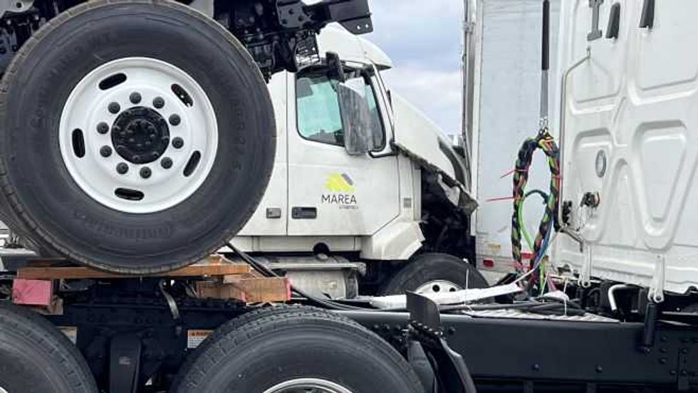Trailero queda atrapado durante accidente en la México Querétaro.