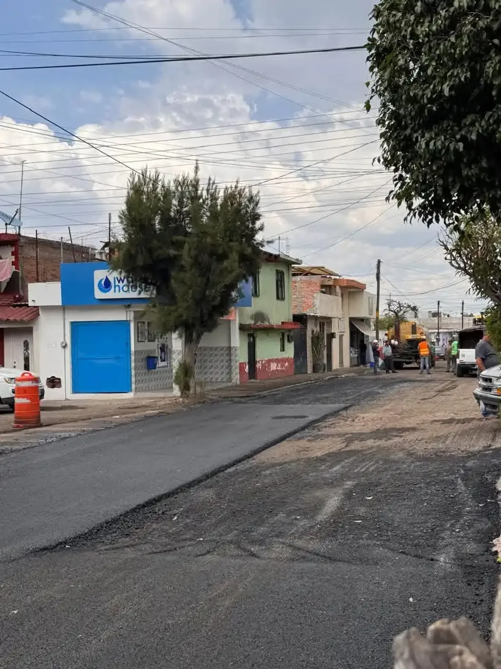 Tramo de calle con nueva carpeta asf\u00e1ltica en la colonia Ju\u00e1rez, San Juan del R\u00edo.