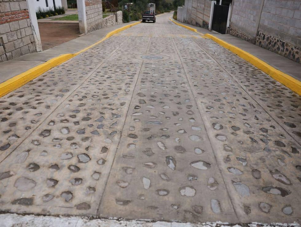 Tramo de la calle Miguel Hidalgo con empedrado h\u00famedo, guarniciones y banquetas en Santa B\u00e1rbara La Cueva