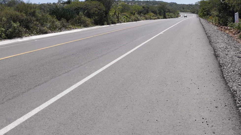 Tramo del camino Cerro Gordo a El Sitio, en San Juan del R\u00edo, con pavimento nuevo y l\u00edneas de se\u00f1alamiento