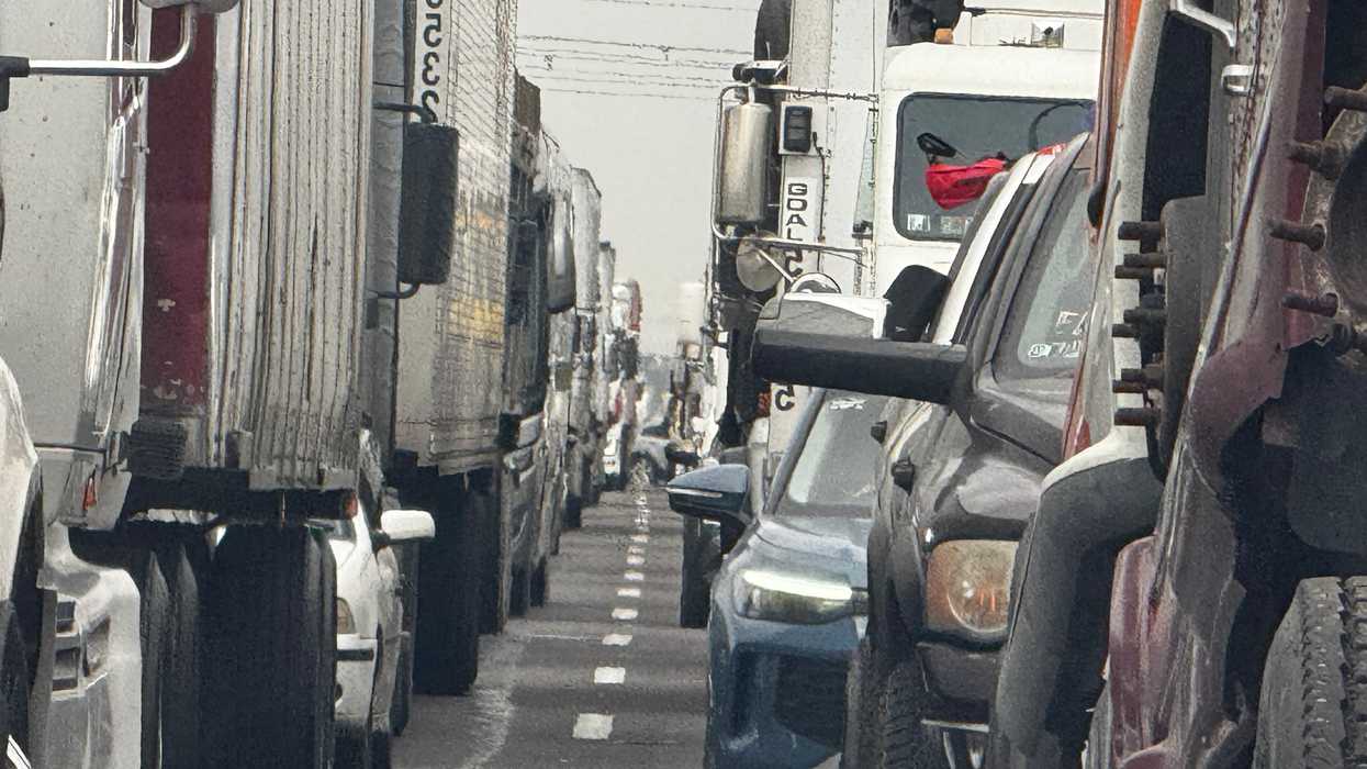 Tránsito de vehículos de carga y automóviles en la autopista México-Querétaro a la altura de San Juan del Río.