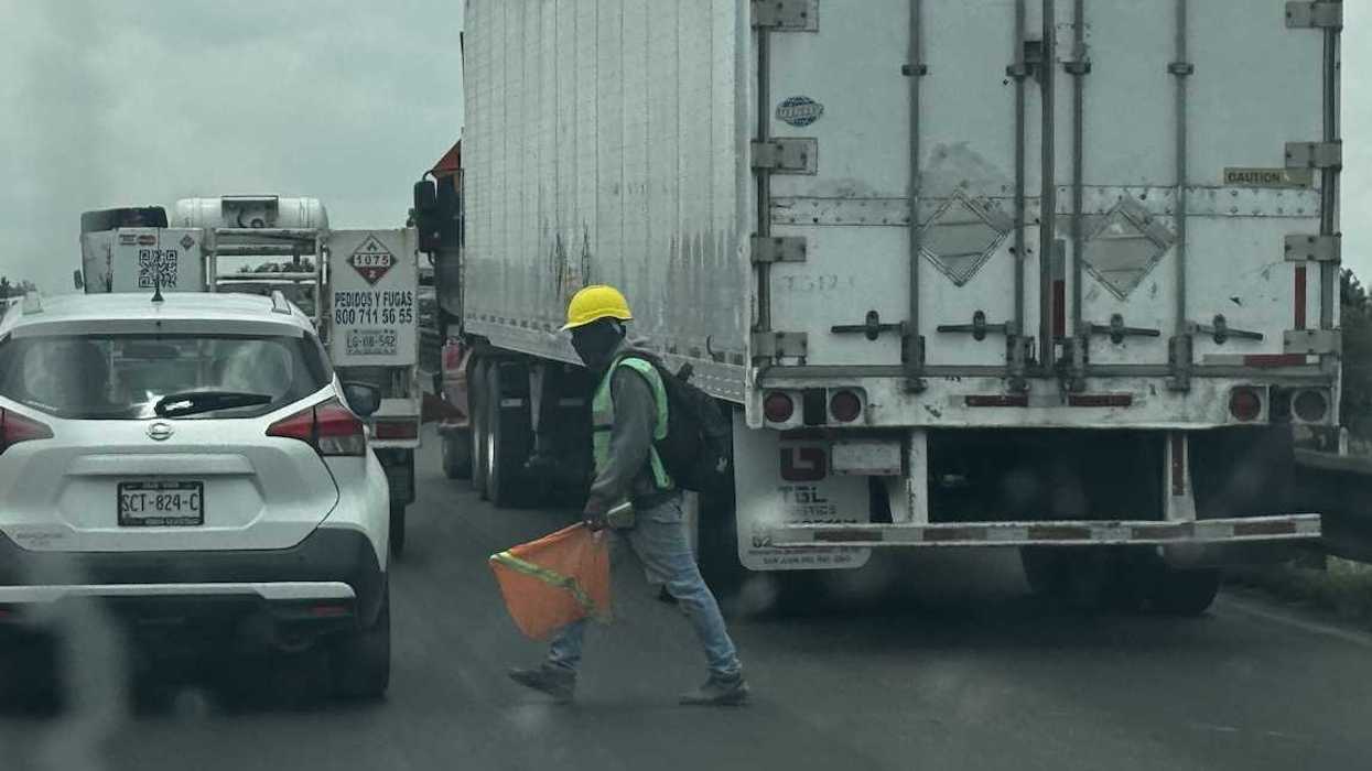 Tránsito de vehículos y camiones de carga durante las obras en la autopista México-Querétaro, a la altura de San Juan del Río.