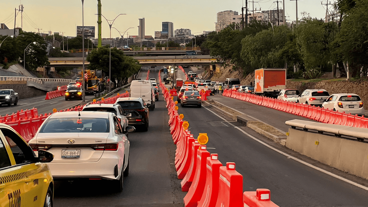Tránsito vehicular circula entre barreras del dispositivo temporal de siete carriles en Boulevard Bernardo Quintana, Querétaro.
