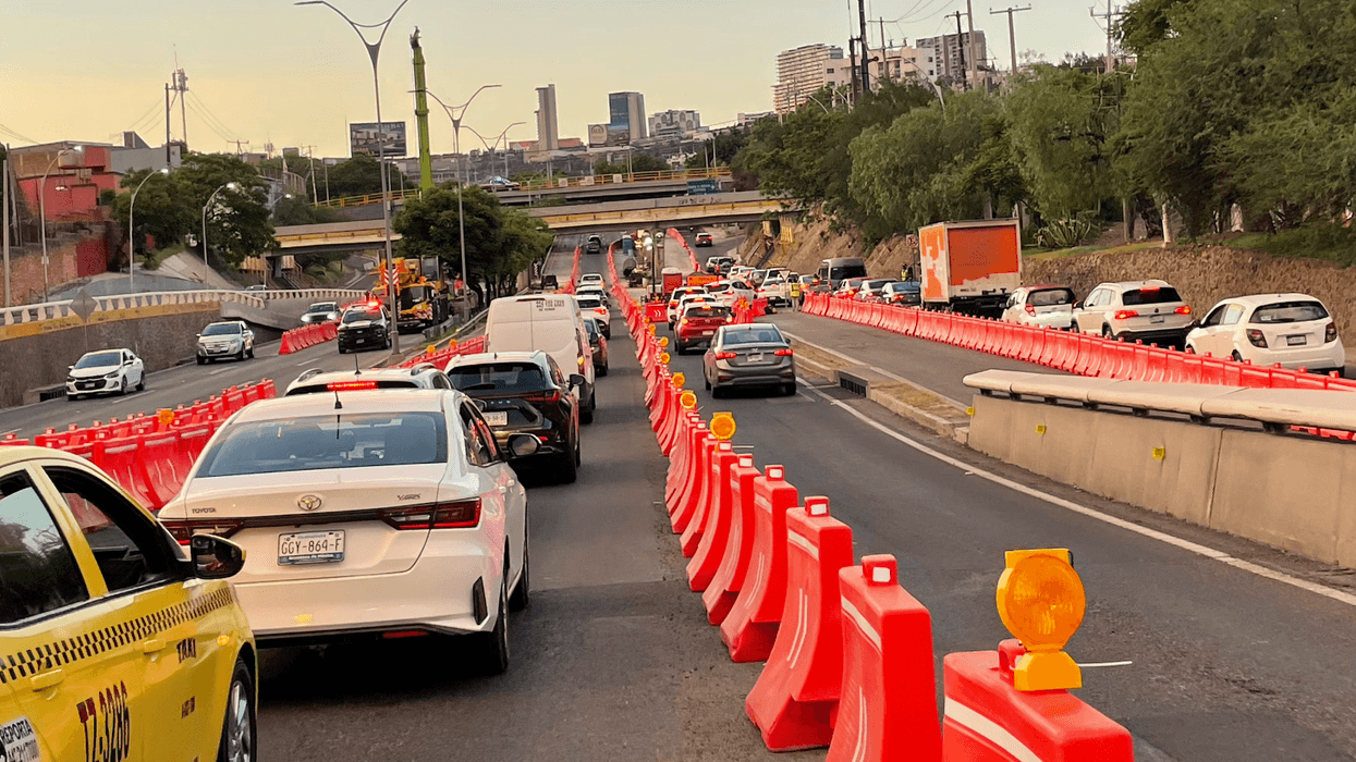 Tránsito vehicular en vialidades alternas a Bernardo Quintana por las obras del tren México-Querétaro.