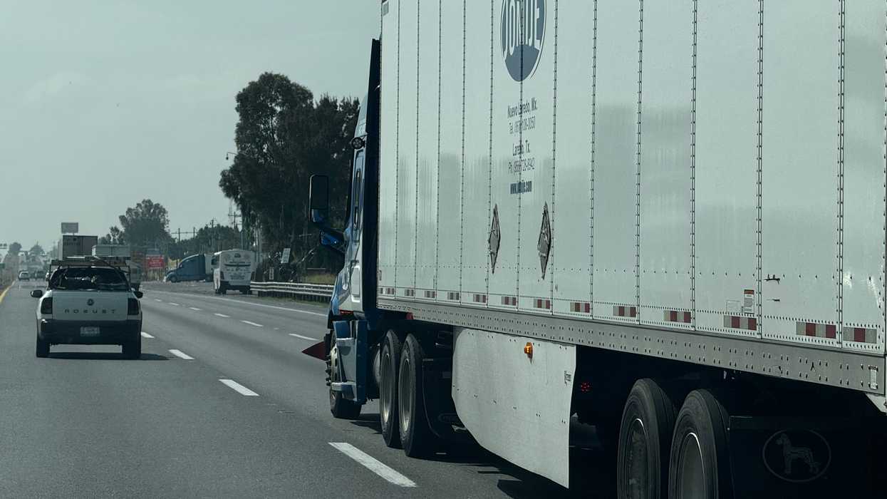 Transporte de carga circula por la autopista México-Querétaro a la altura de San Juan del Río
