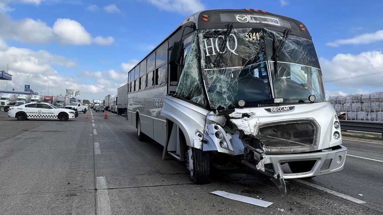 Transporte de Hitachi Cable Querétaro se impacta contra tráiler.