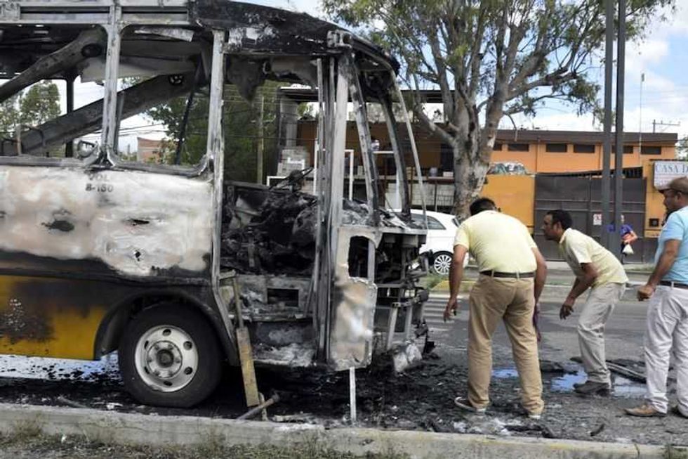 transporte publico devorado por incendio en san juan del rio