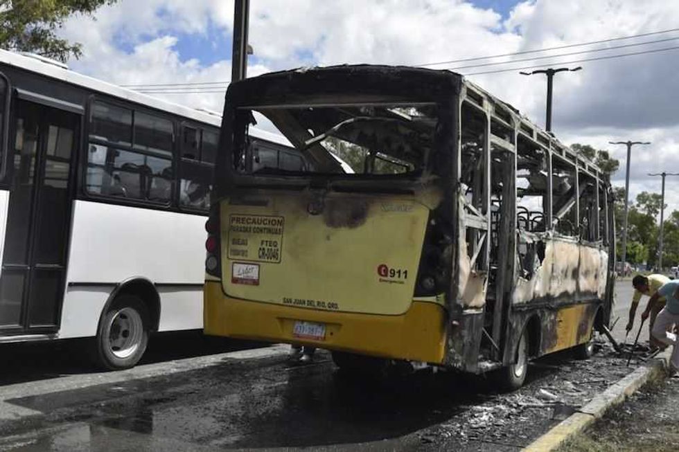 transporte publico devorado por incendio en san juan del rio1