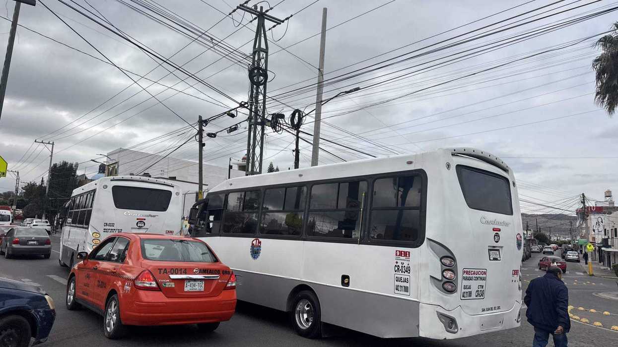 Transporte público en arterias principales de San Juan del Río donde se registran paradas irregulares que generan congestionamientos vehiculares diarios.