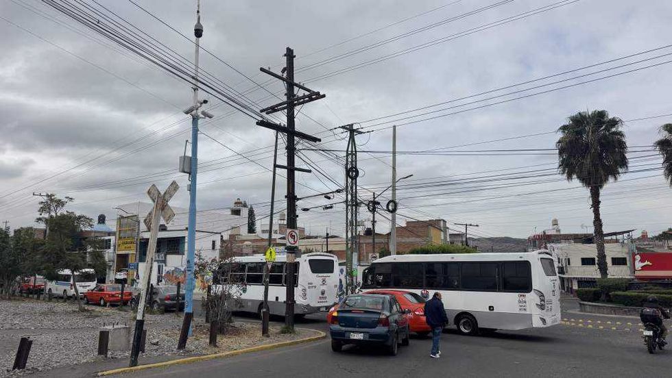 Transporte público en arterias principales de San Juan del Río donde se registran paradas irregulares que generan congestionamientos vehiculares diarios.