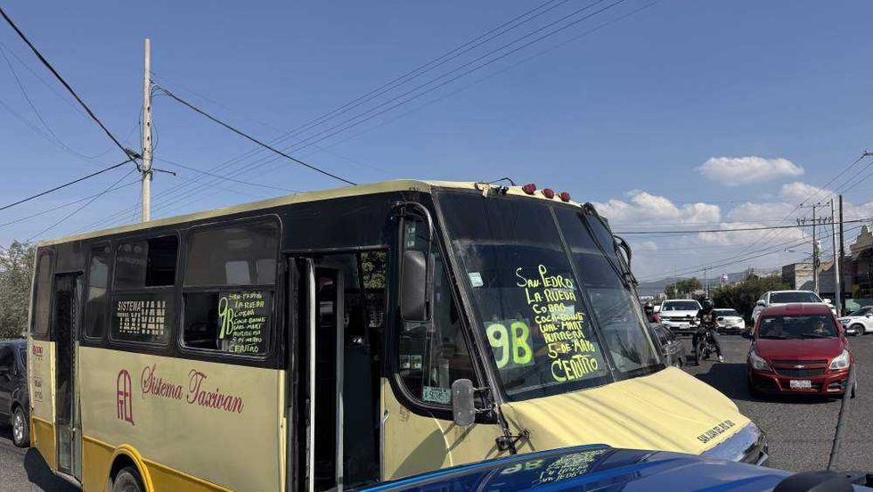 Transporte público en arterias principales de San Juan del Río donde se registran paradas irregulares que generan congestionamientos vehiculares diarios.