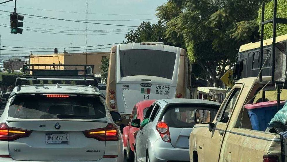 Transporte público en arterias principales de San Juan del Río donde se registran paradas irregulares que generan congestionamientos vehiculares diarios.