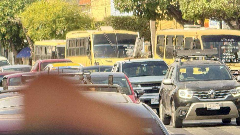 Transporte público en arterias principales de San Juan del Río donde se registran paradas irregulares que generan congestionamientos vehiculares diarios.