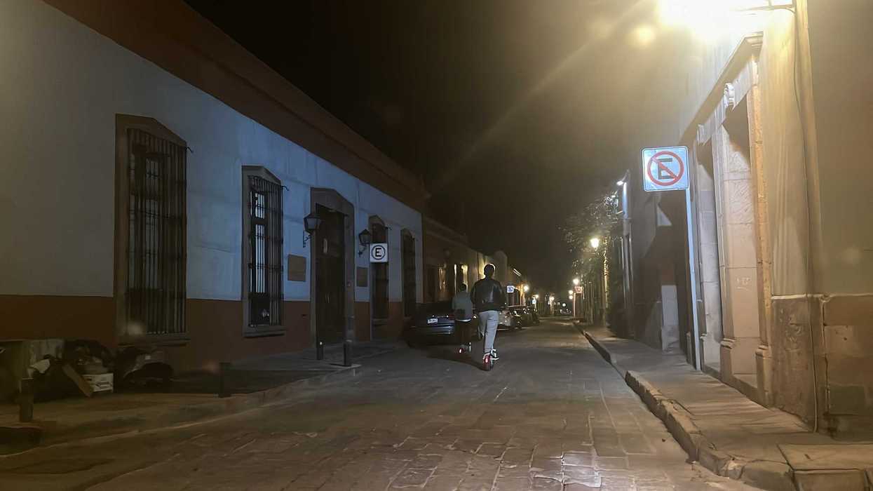 Transporte público en el Centro Histórico de Querétaro, donde entrará en operación un nuevo sistema eléctrico gratuito.
