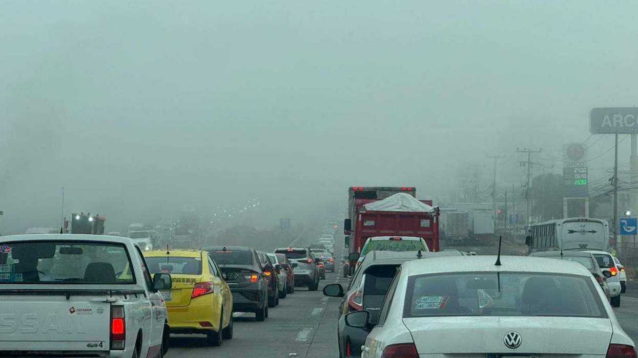 Transportistas bloquean autopista México-Querétaro con camiones exigiendo seguridad en carreteras durante megabloqueo nacional.