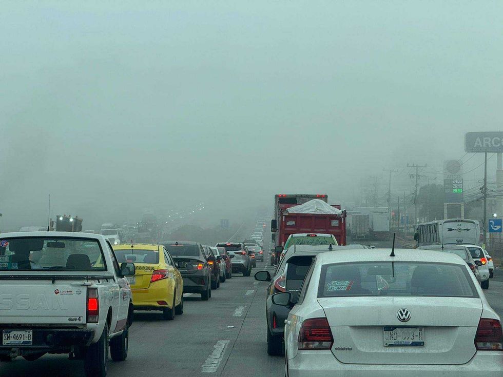Transportistas bloquean autopista México-Querétaro con camiones exigiendo seguridad en carreteras durante megabloqueo nacional.