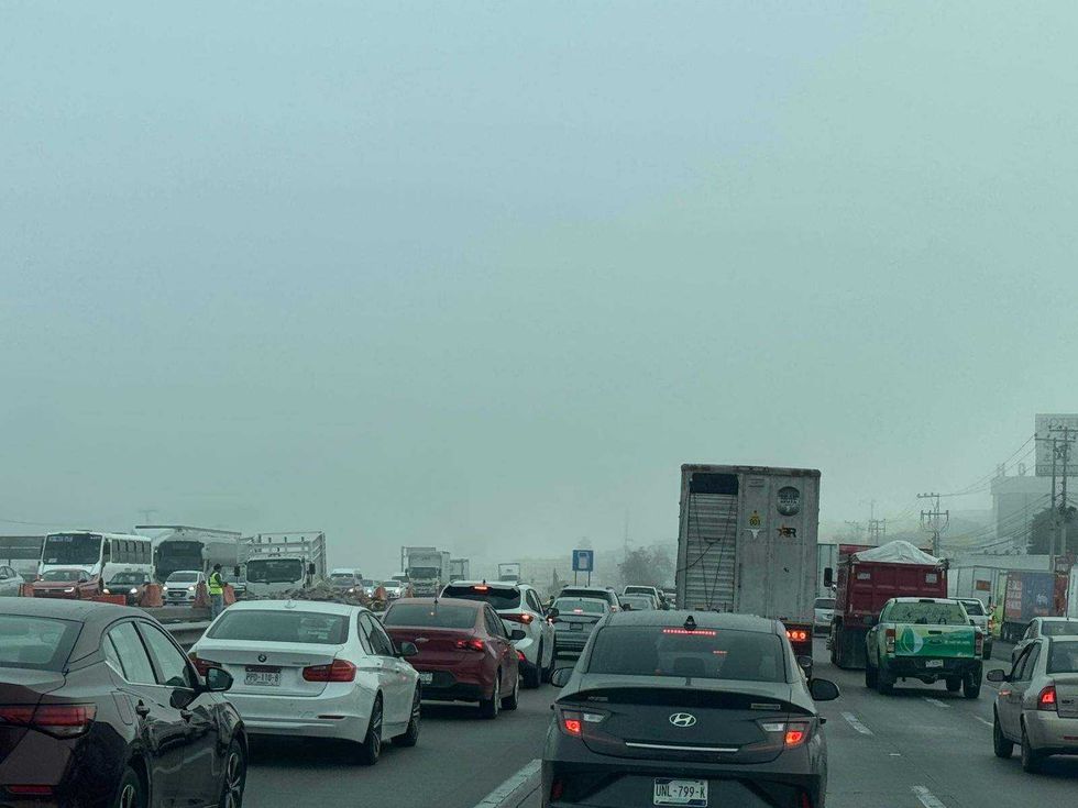 Transportistas bloquean autopista México-Querétaro con camiones exigiendo seguridad en carreteras durante megabloqueo nacional.