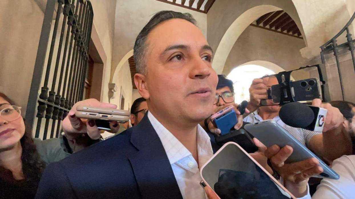 Transportistas bloquean la caseta Palmillas durante protesta nacional.