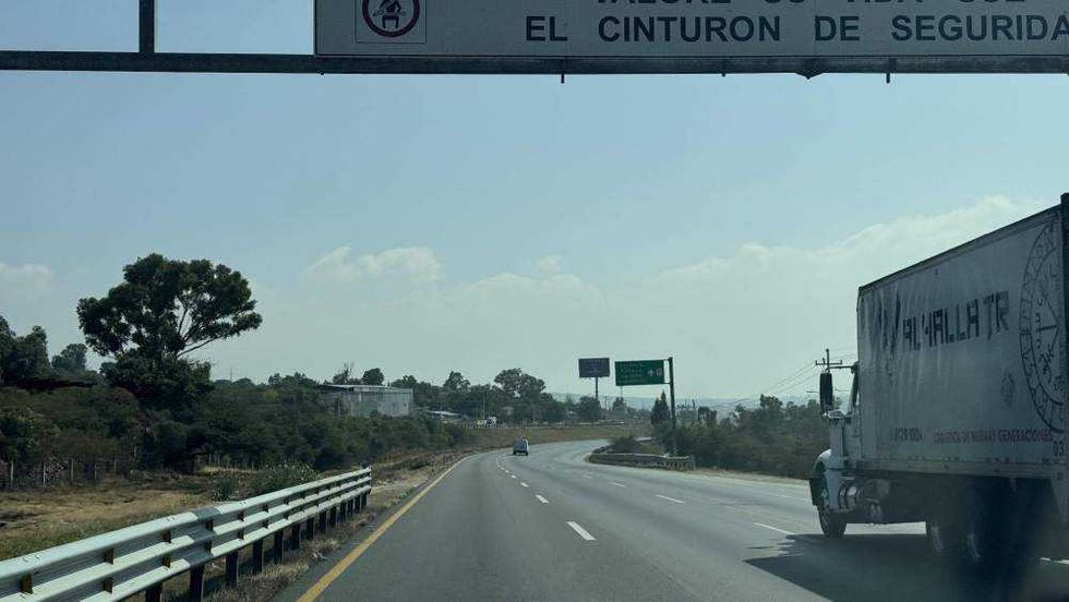 Transportistas bloquean la caseta Palmillas durante protesta nacional.