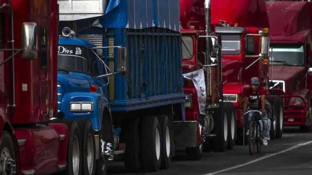 Transportistas se manifiestas en diversos puntos del Pais