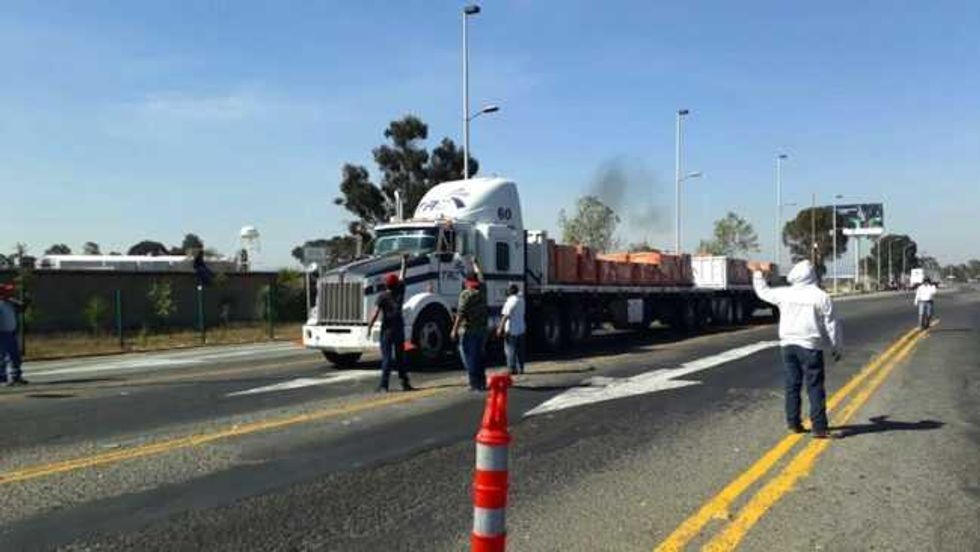 transportistas toman caseta palmillas la mexico queretaro 3