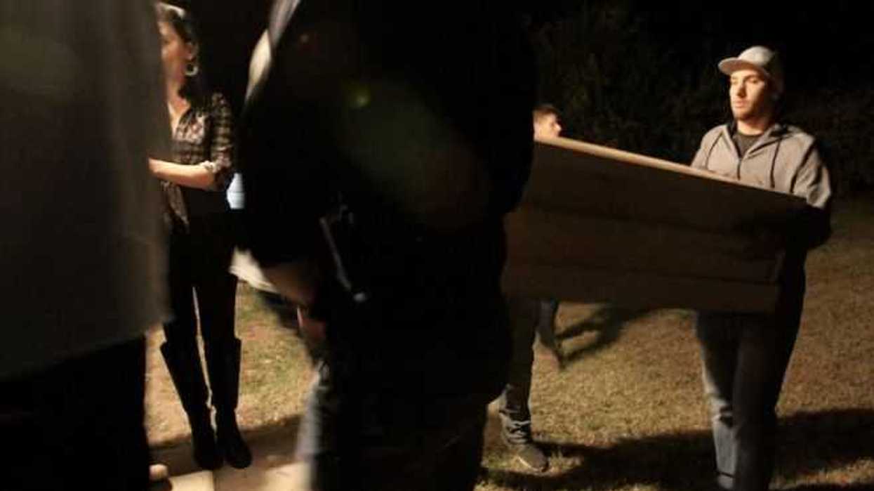 Trasladan féretros de familiares LeBarón