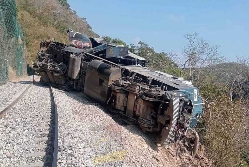 Tren Interoce\u00e1nico descarrilado en Nizanda Oaxaca con pasajeros evacuados y cuerpos de emergencia atendiendo el incidente.