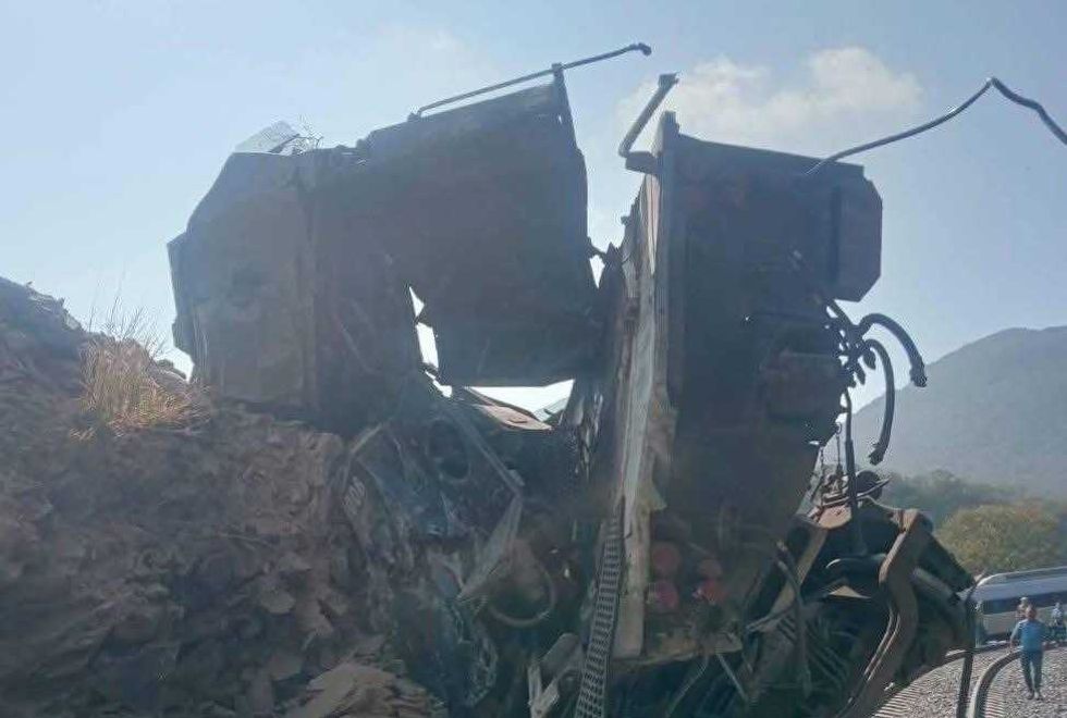 Tren Interoce\u00e1nico descarrilado en Nizanda Oaxaca con pasajeros evacuados y cuerpos de emergencia atendiendo el incidente.